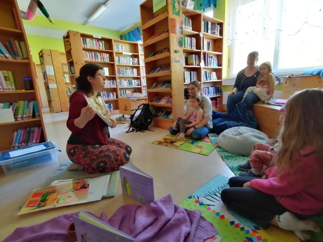 Die Illustratorin beim Vorlesen