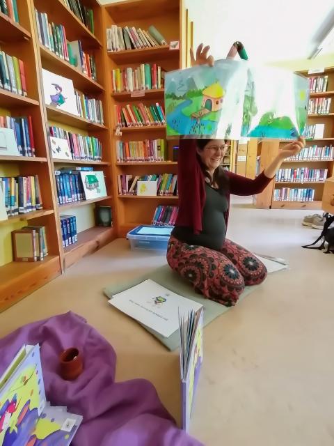 Die Illustratorin beim Vorlesen