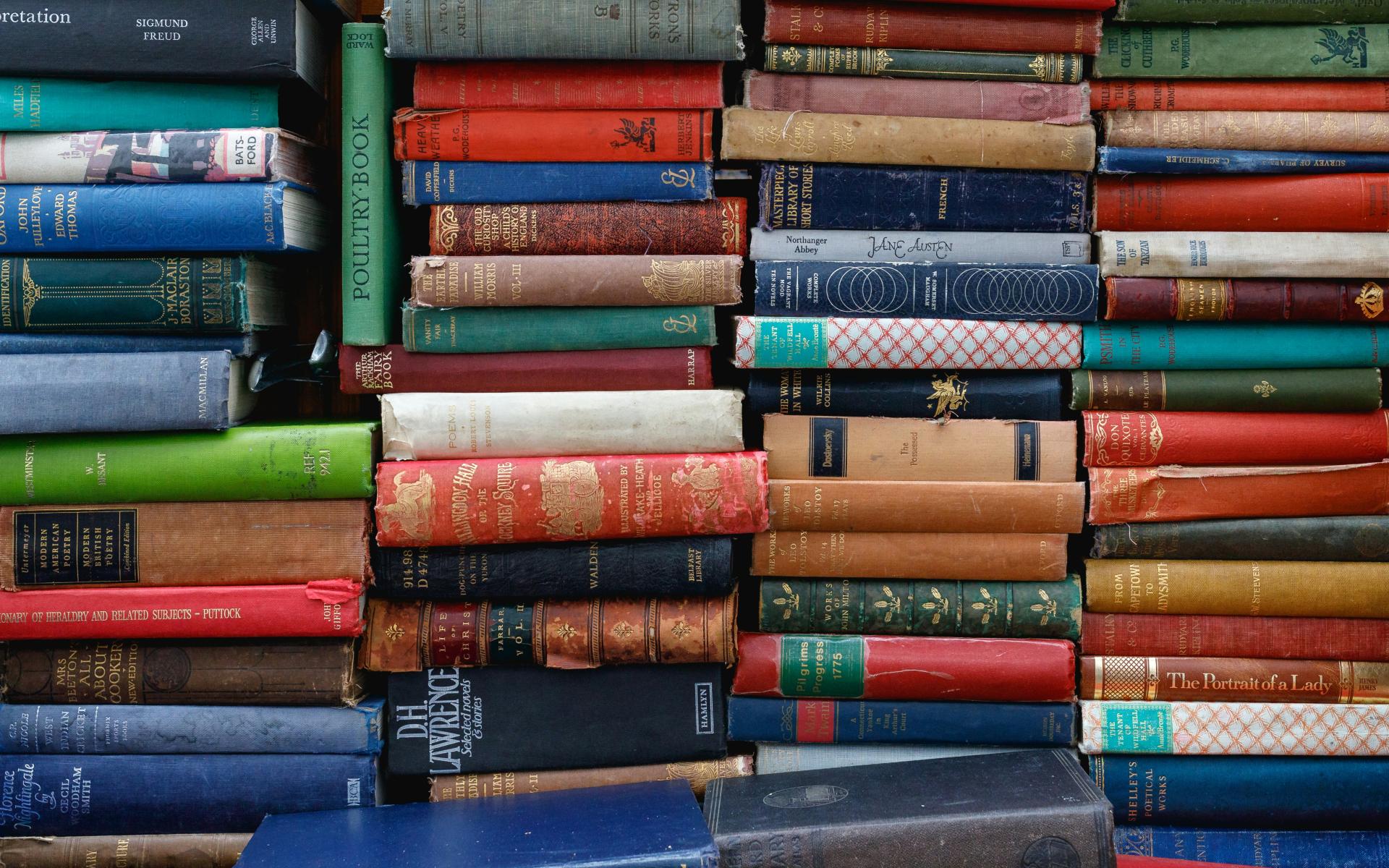 Antiquarische Bücher gestapelt
