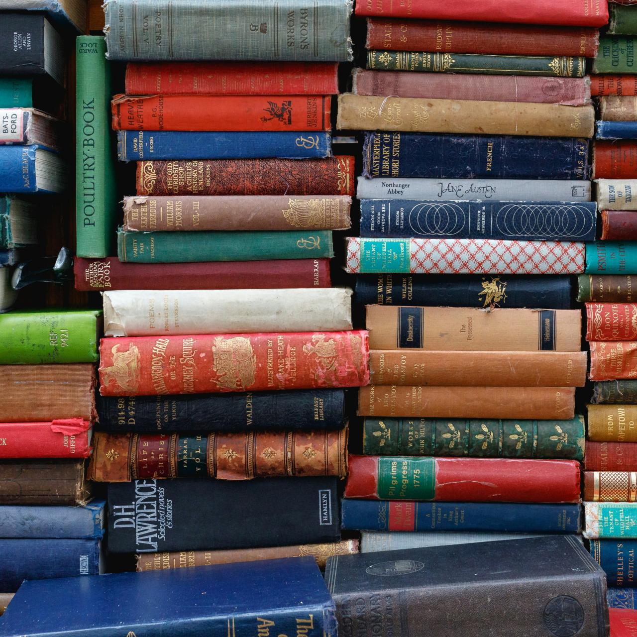 Antiquarische Bücher gestapelt