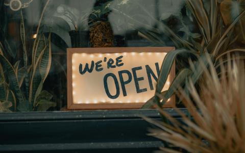 "open"-Schild als Symbol für die Ankündigung der Öffnungszeiten